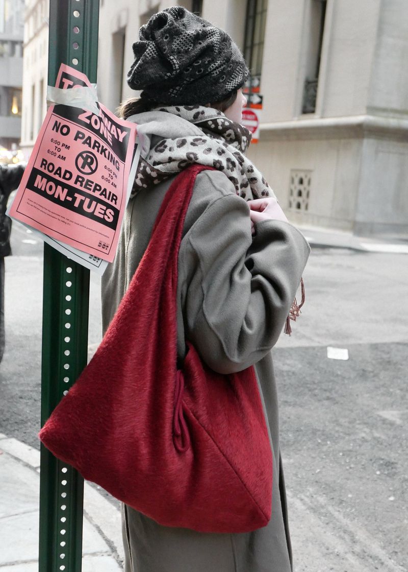 VOOR(ボル)の「Jeanne Angora Fur Shoulder Bag_Red(Bags)」