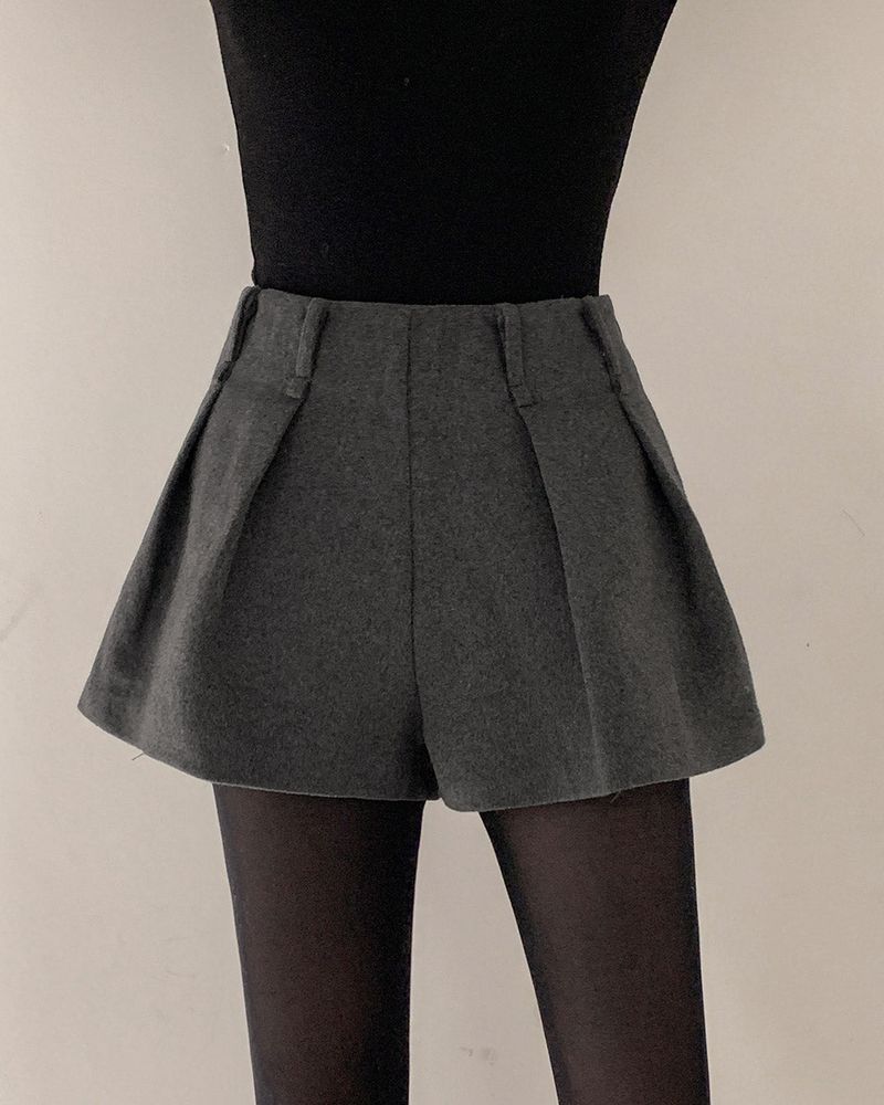 Wool pin tuck shorts pants
