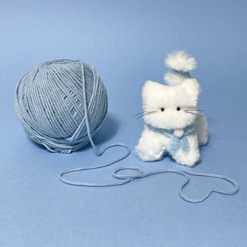 Myomyo cat keyring_white