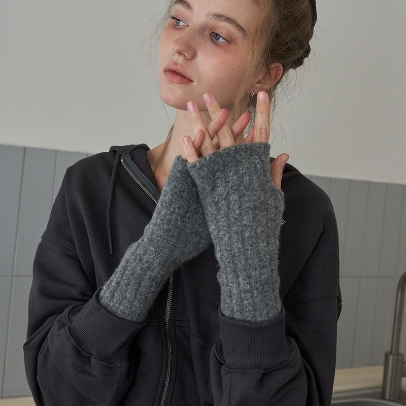 OVT-U（オーブイティーユー）の「Mellow Knit Hand Warmers_3 color（Fashion Accessories）」