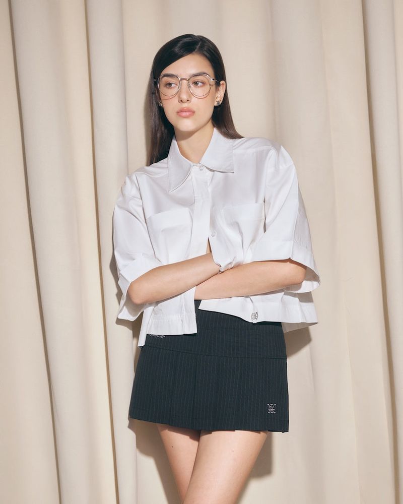 DVRK（ダーク）の「PRIVÉ CROPPED SHORT-SLEEVE SHIRT WITH METAL LOGO - WHITE（Tops）」