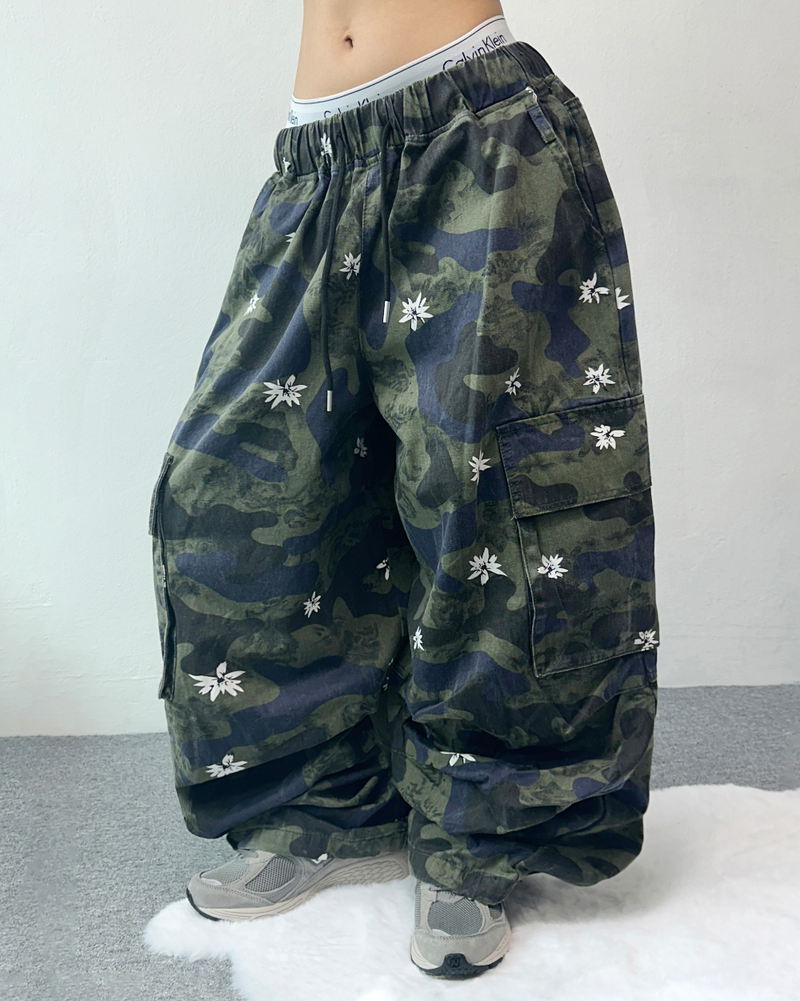 CCORTTI（コルッティ）の「フラワーパターンカモフラージュ🤍💚（パンツ）」