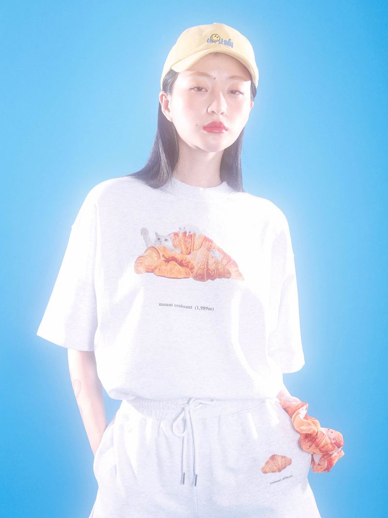 0 4 croissant half sweat shirt