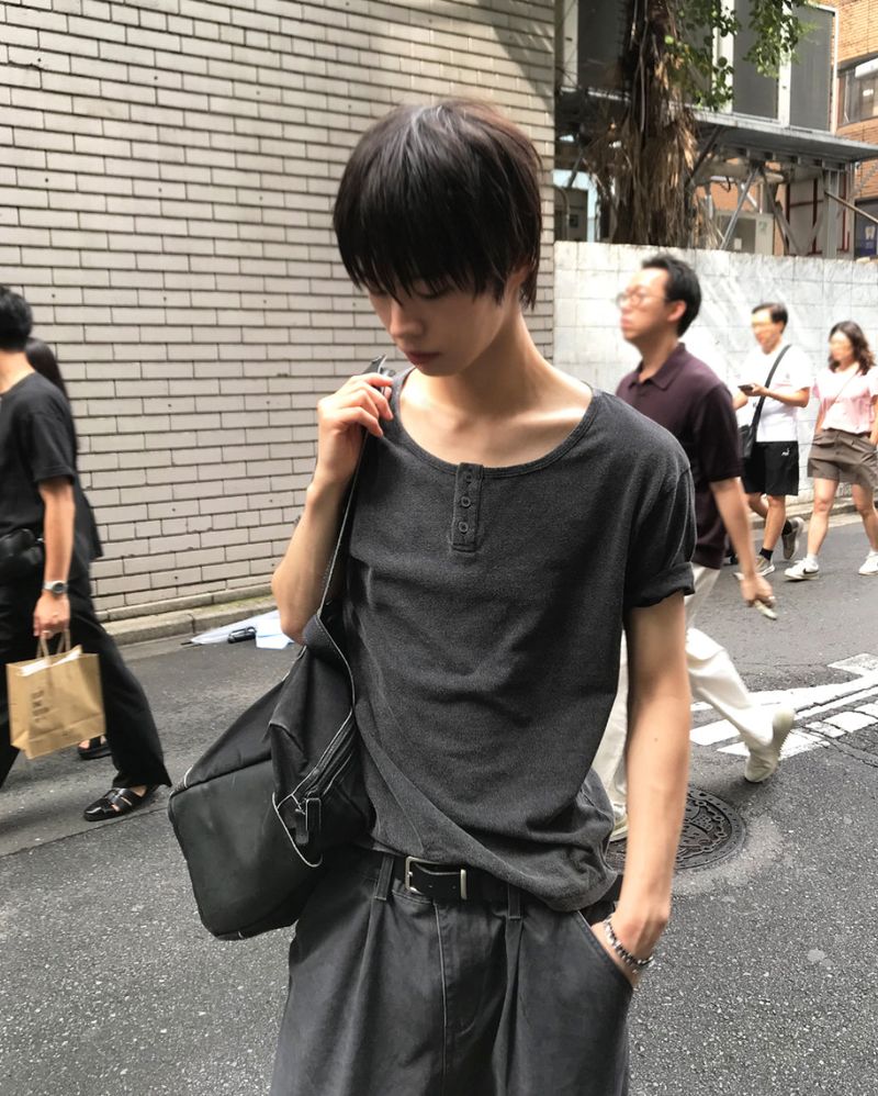 COSYHARU（コシハル）の「ピグメントヘンリー＆クルーネックTシャツ（トップス）」