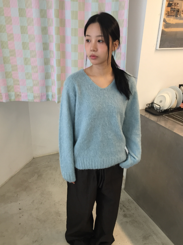 howu（ハウユ）の「フワVネックルーズアンゴラニット（4c）（Tops）」