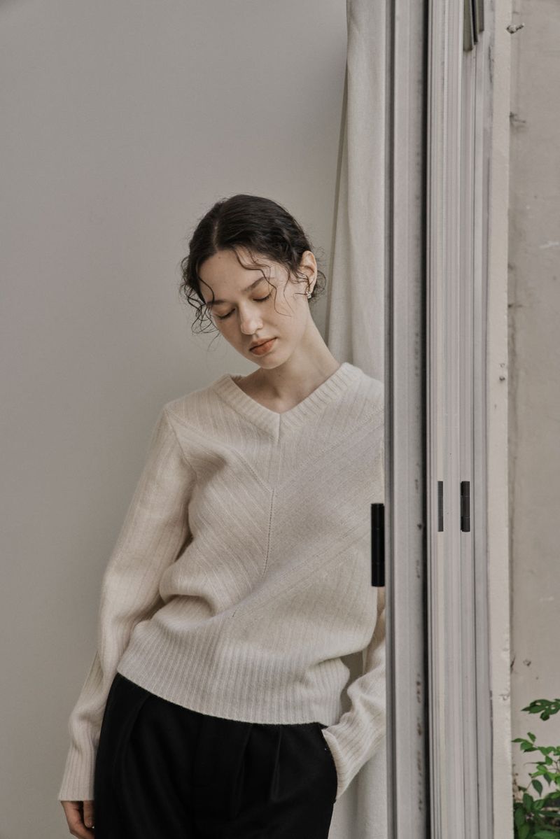 RIBBED V-KNIT TOP_IVORY