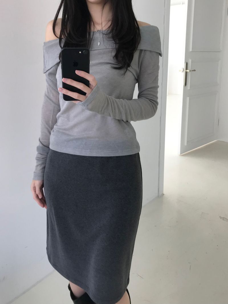 Peer off-shoulder T-shirt (2 colors)