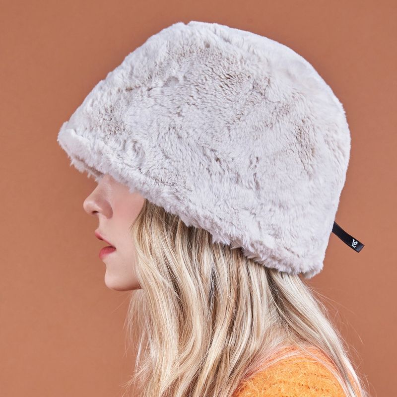 VARZAR(バザール)の「Fur Long Label Solid Drop Bucket Hat Cream(Hats)」