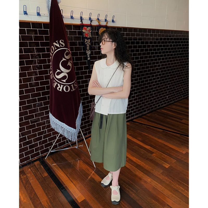 burring sleeveless blouse