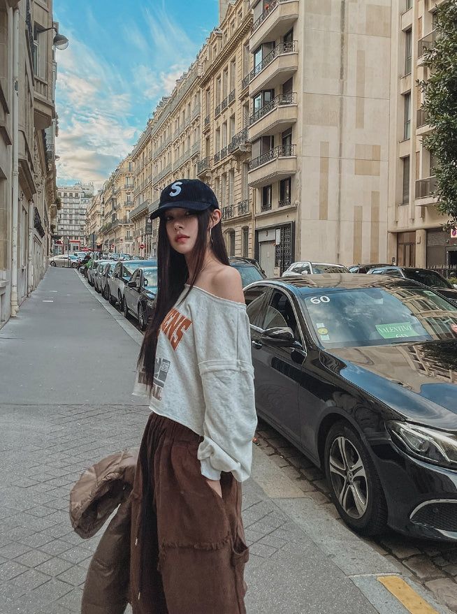 Mont cutting off-shoulder cropped sweatshirt
