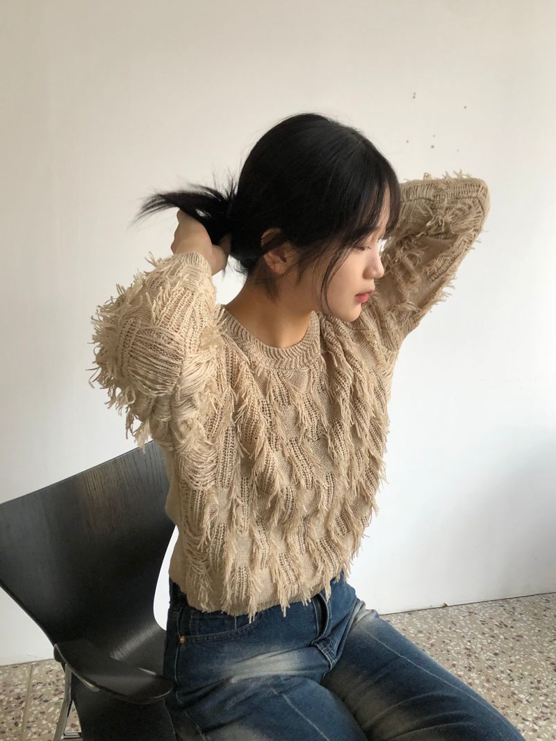Freewheeling tassel round knit