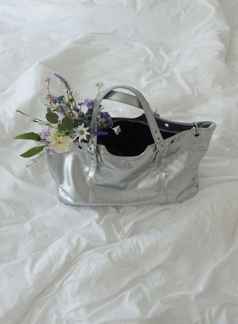 GLOSSY SILVER SHOULDER TOTE BAG