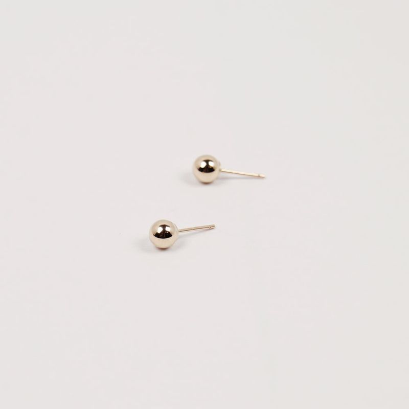 Less is more（レスイズモア）の「14K GOLD BALL 5MM EARRING_2COLOR (silicone clutch)（Accessories）」