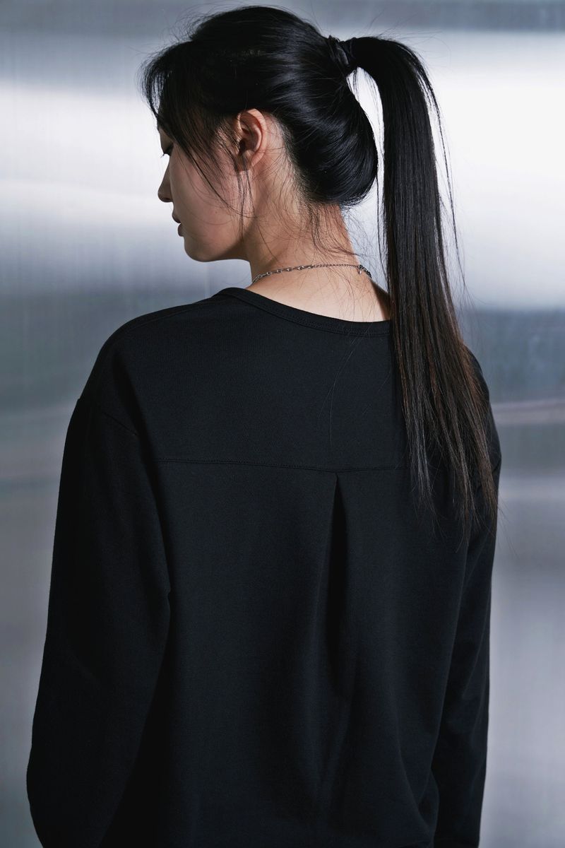 ESSENTIAL PLEAT U-NECK TEE (Black)