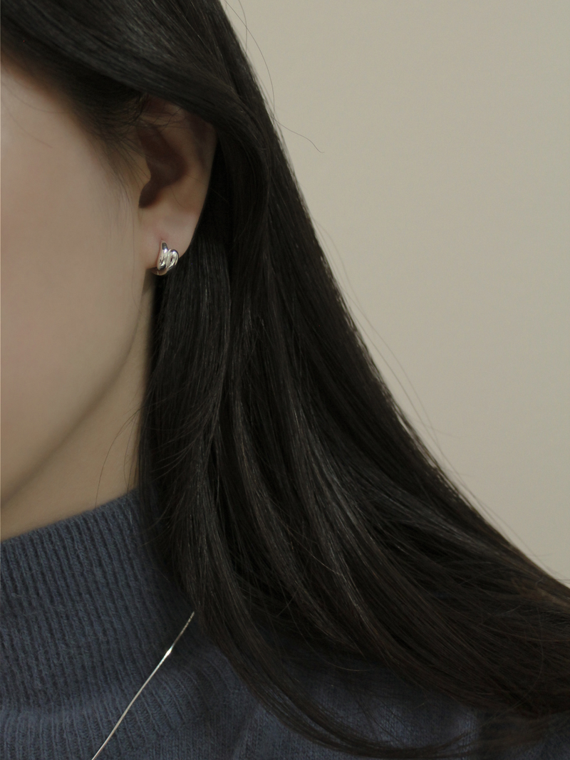 Hug earring (silver)