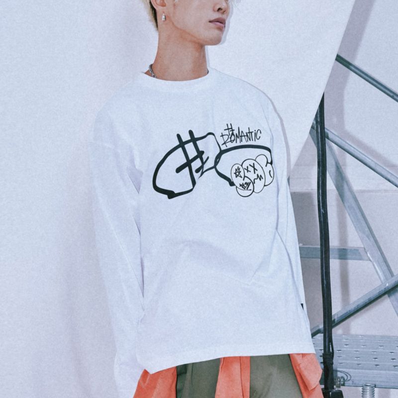 ROMANTIC CROWN（ロマンティッククラウン）の「スクリブルシャイニングロングスリーブTシャツ（トップス）」