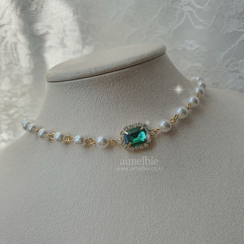Emerald Square Pearl Choker Necklace