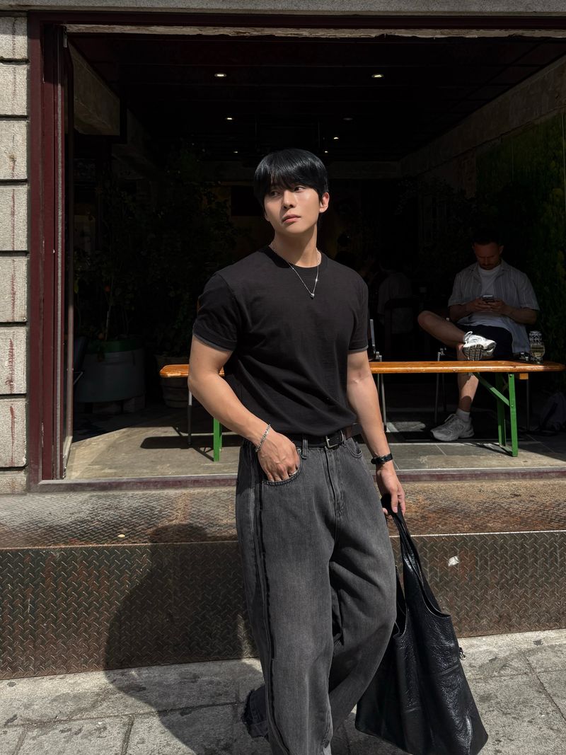 Shoulder hidden ringer t-shirt