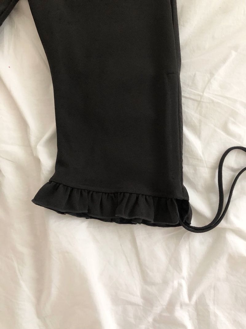 Frill Capri Pants