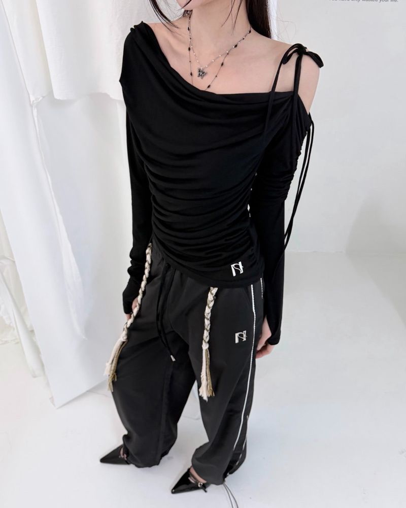 NEWALRIN（ニューアリン）の「【ディスプレイ商品】キャッツドレーピングワンショルダートップス（Tops）」