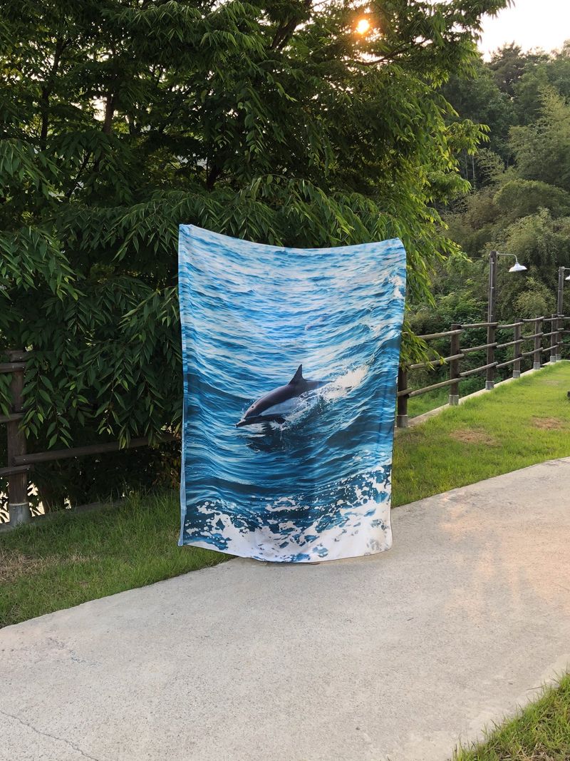 Pluffyarchive（プラフィーアーカイブ）の「Dolphin towards Freedom, fabric poster（Interior）」