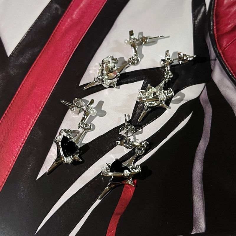 Cubic heart planet Earring [black]