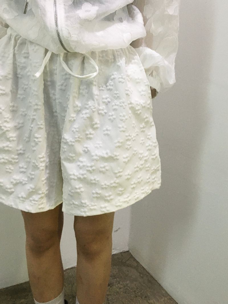 Zan Flower Embossed Short Pants (5c)