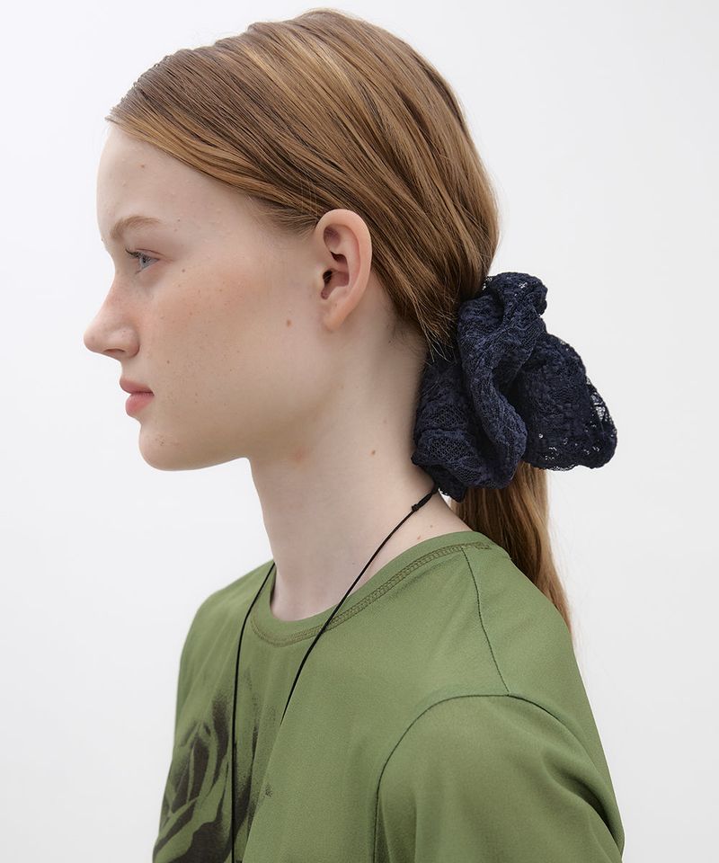 poev（ポエヴ）の「レースビッグシュシュ　ネイビー（ヘアアクセサリー）」
