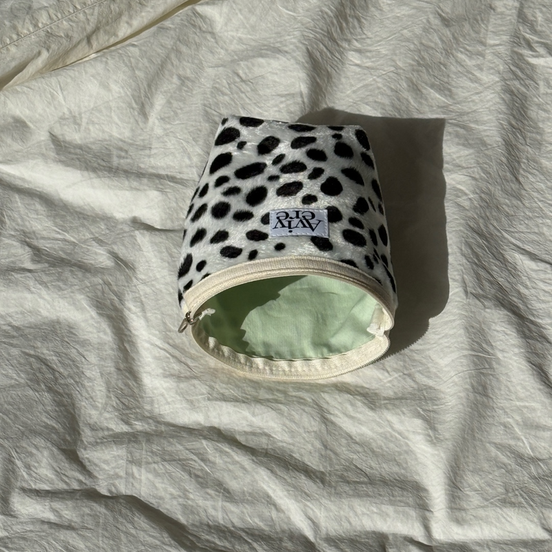 classic pouch_
dalmatian whiteblack