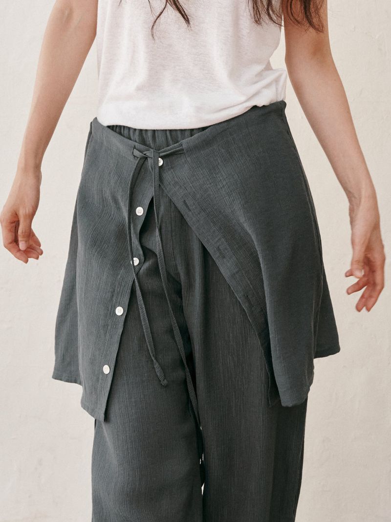 PLAT DU JOUR（プラドゥジュール）の「Pleat wrap cover up (Dark grey)（Skirts）」