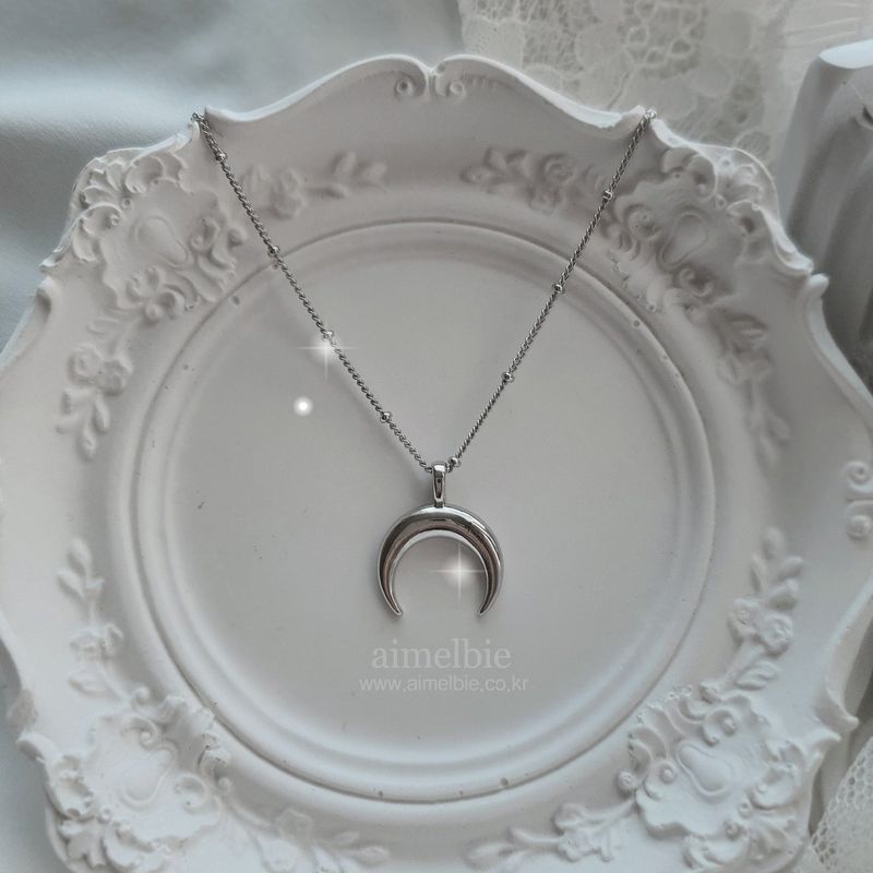 [Anti-tarnish/IDLE Shuhua Necklace] Upside Down Crescent Moon Pearl Layered Necklace - Silver