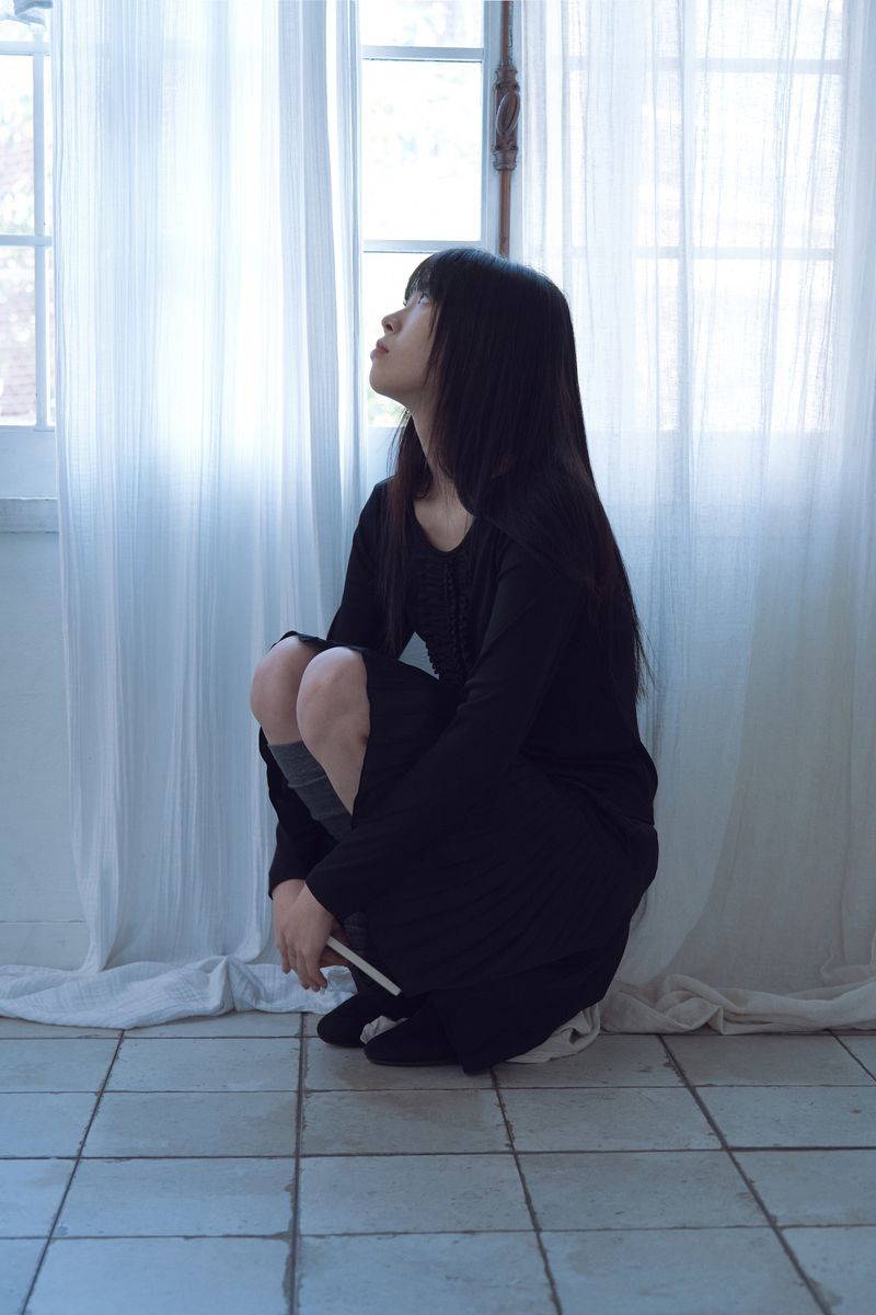 cream u-neck long sleeve_black