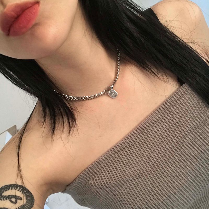 button chain choker