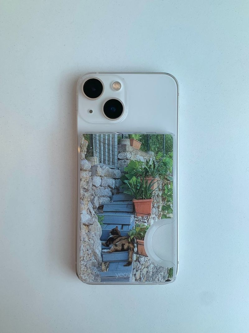 yeowhi（ヨウィ）の「[Magsafe] cat on the steps in Europe cardslot case（Smartphone Accessories）」