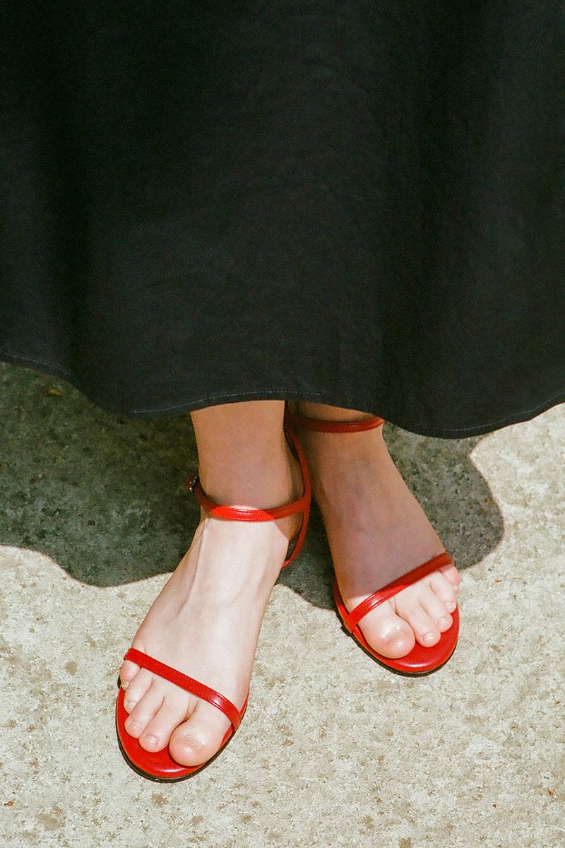 KITTEN STRAP SANDAL IN RED