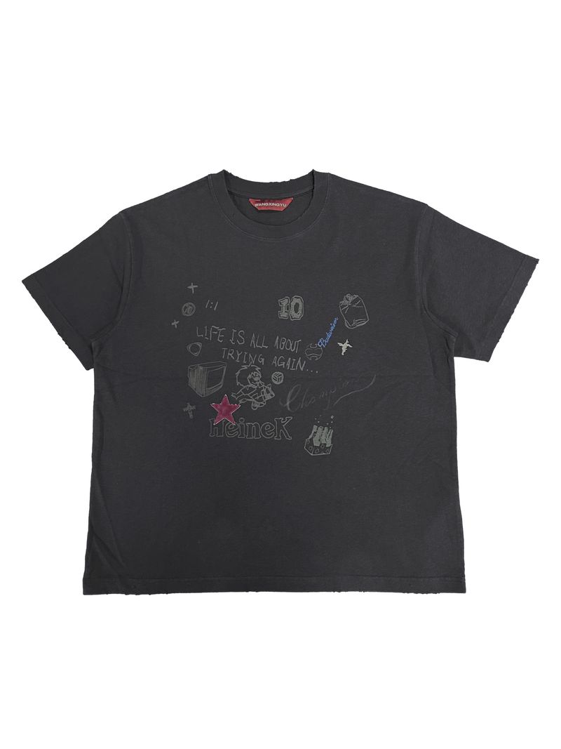 WANGXINGYU（ワンシンユー）の「ダークグレー パープル ウォッシュド グラフィティ デニム パッチ Tシャツ（トップス）」
