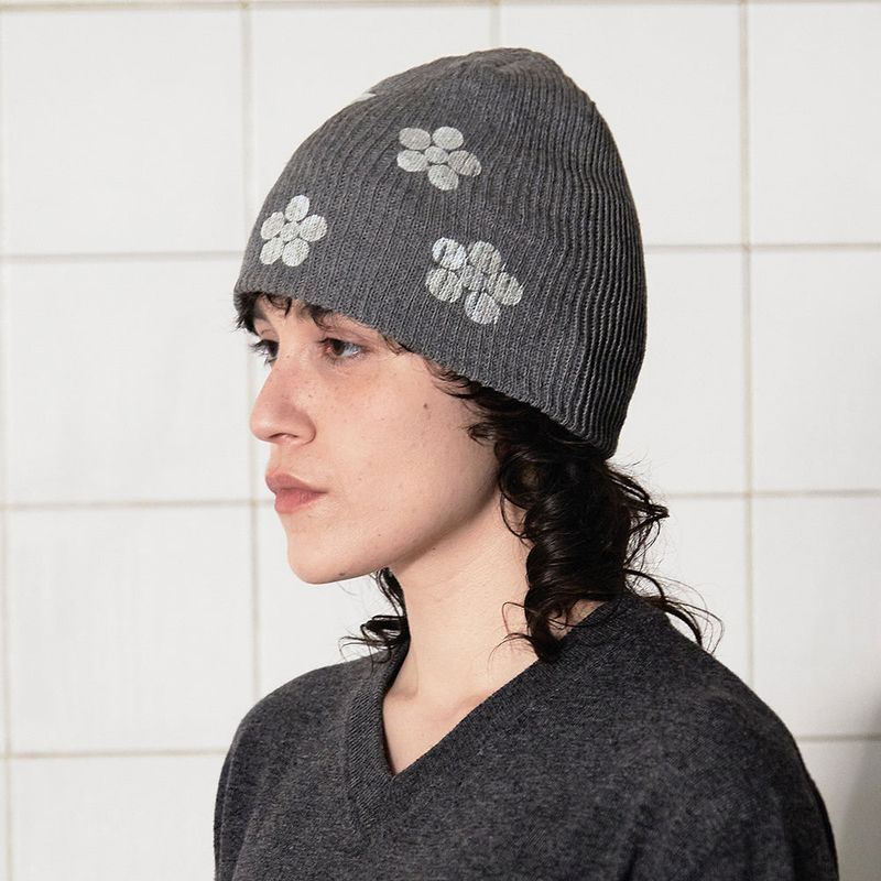 BUTTON FLOWER BEANIE / GREY