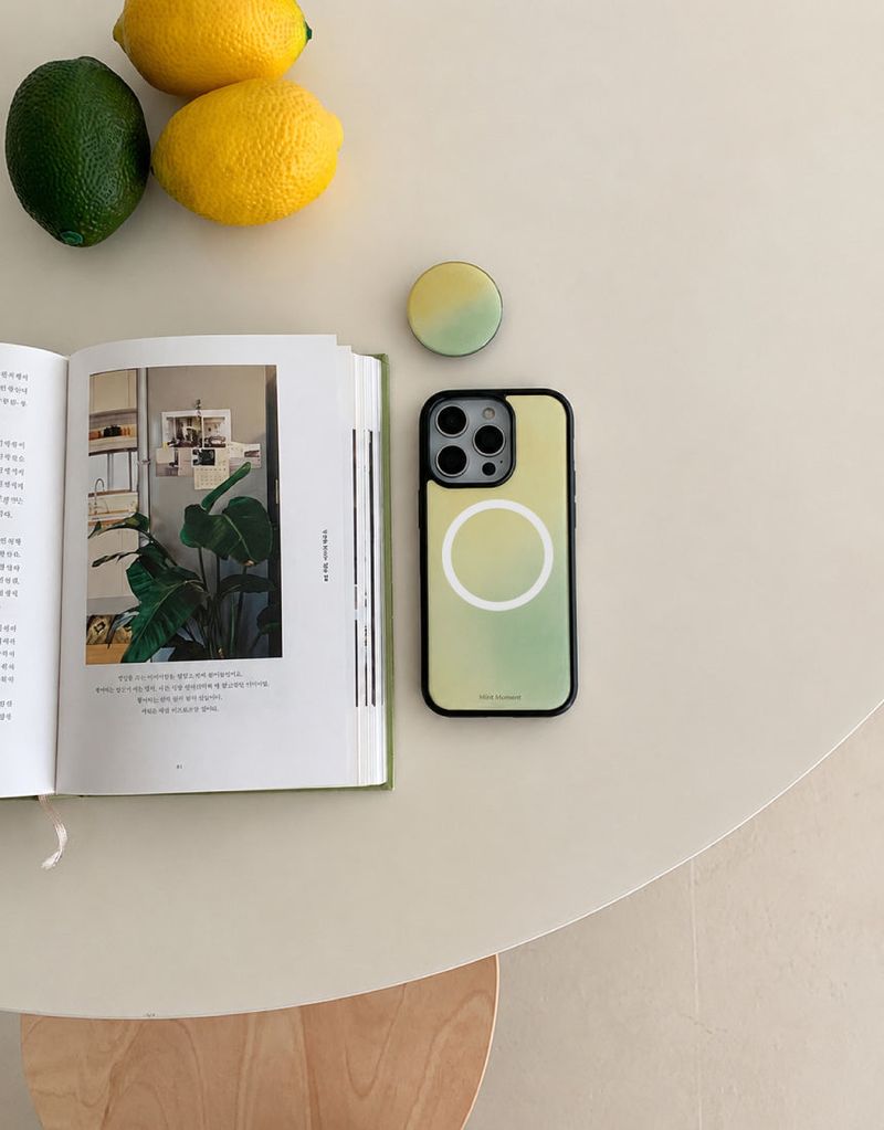 Mint Moment（ミントモーメント）の「[MADE]レモングリーン ブラック エポキシ MagSafe iPhoneケース（Smartphone Accessories）」