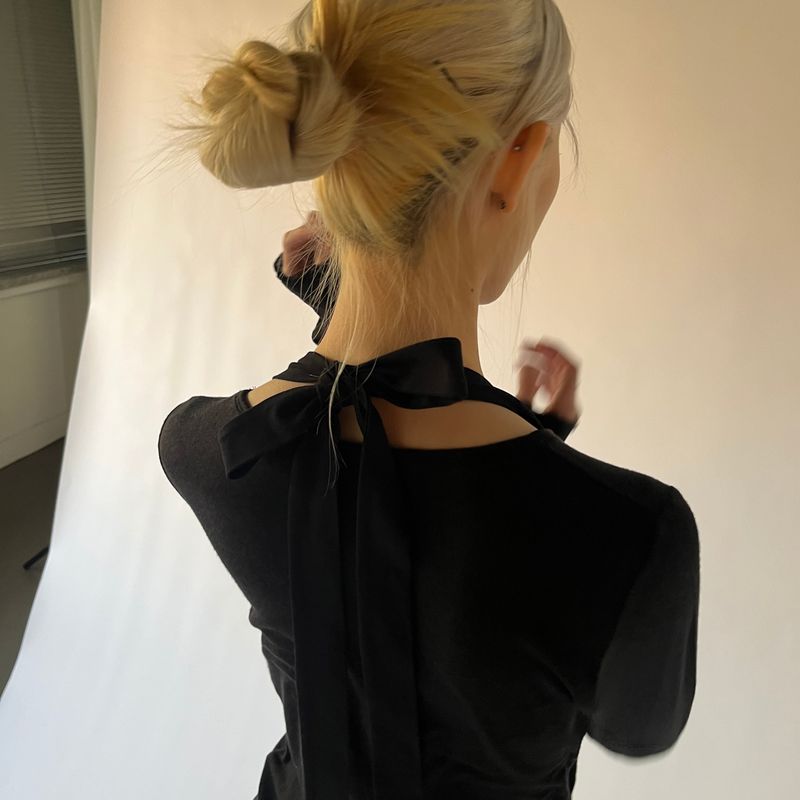 Yuheelee（ユヒリ）の「WAVE EDGE ROUND NECK BASIC TENCEL TOP / BLACK（Tops）」