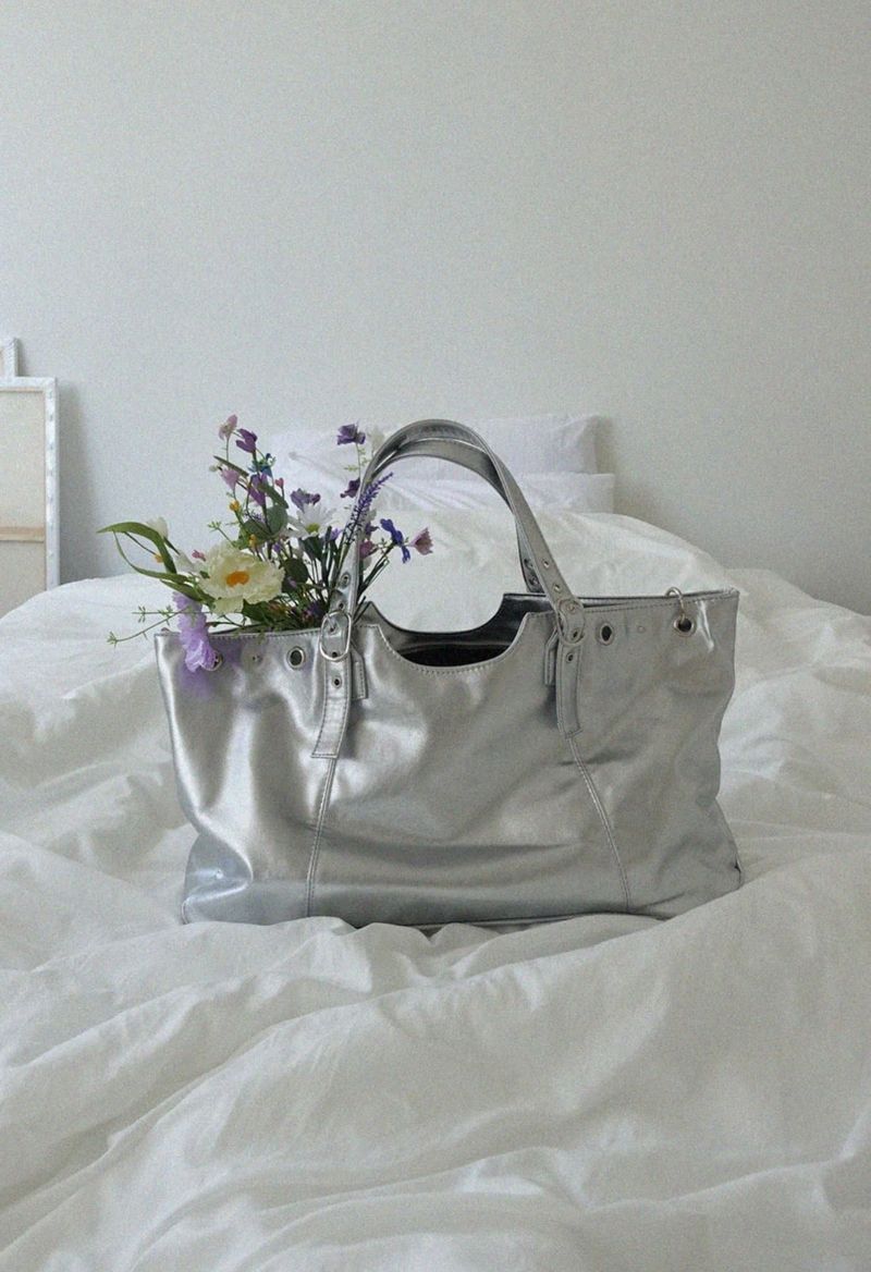 GLOSSY SILVER SHOULDER TOTE BAG