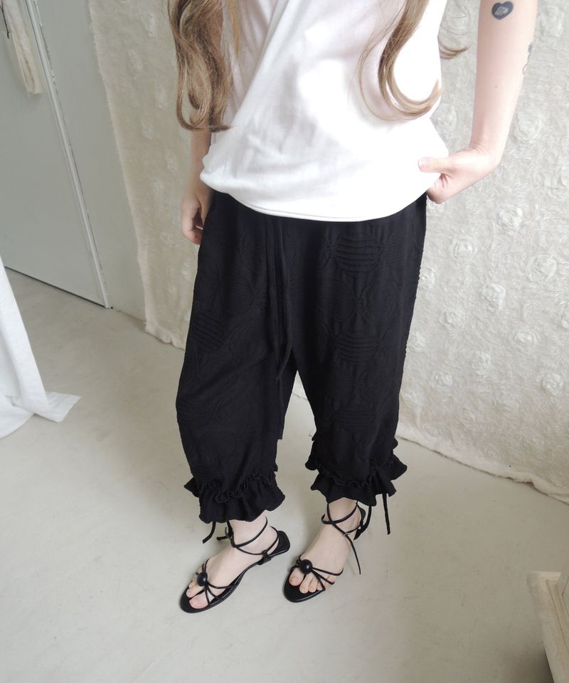BUBBLE FRILL CAPRI PANTS