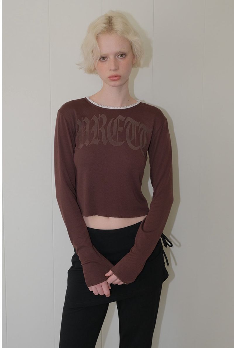 Curetty（キュリティ）の「CレースネックロゴTシャツ_ブラウン（トップス）」