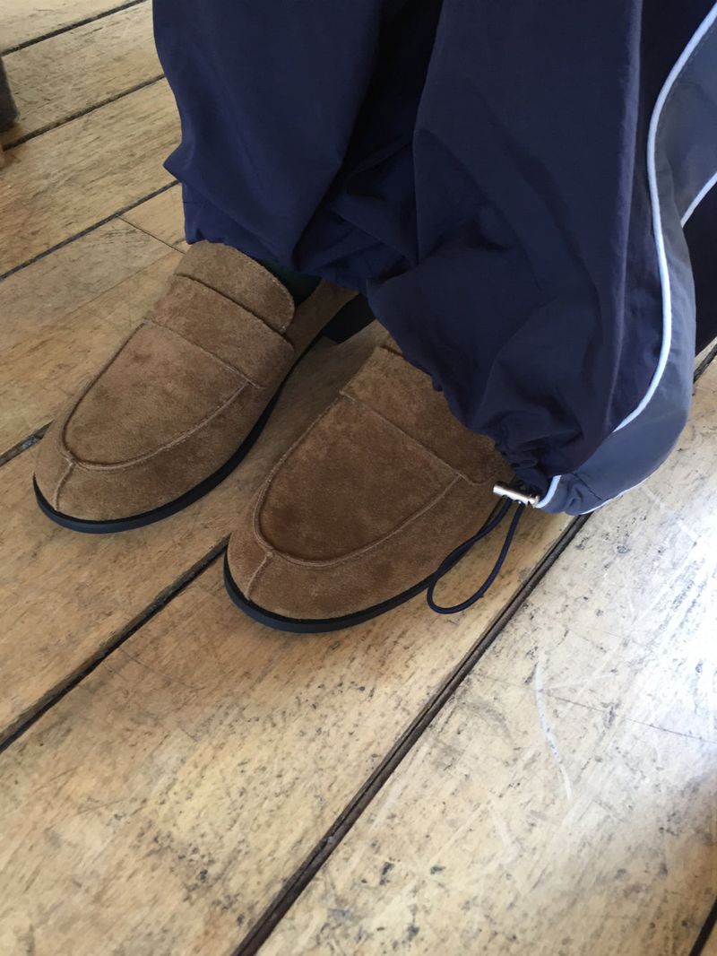 howu（ハウユ）の「Bots Suede Loafers (2c)（Shoes）」