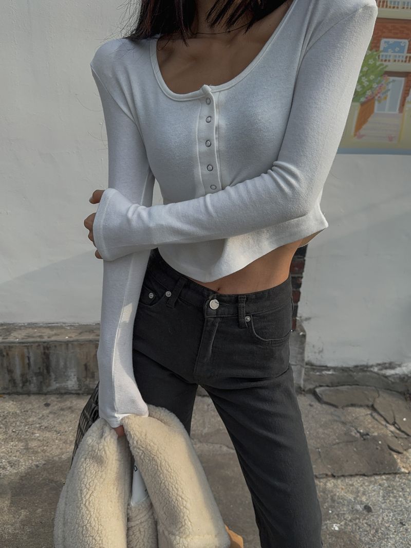 long-sleeved shirt with a U-neck