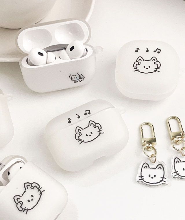Nineteenfriday（ナインティーンフライデー）の「Cat with AirPods on Airpods case + charm（Smartphone Accessories）」