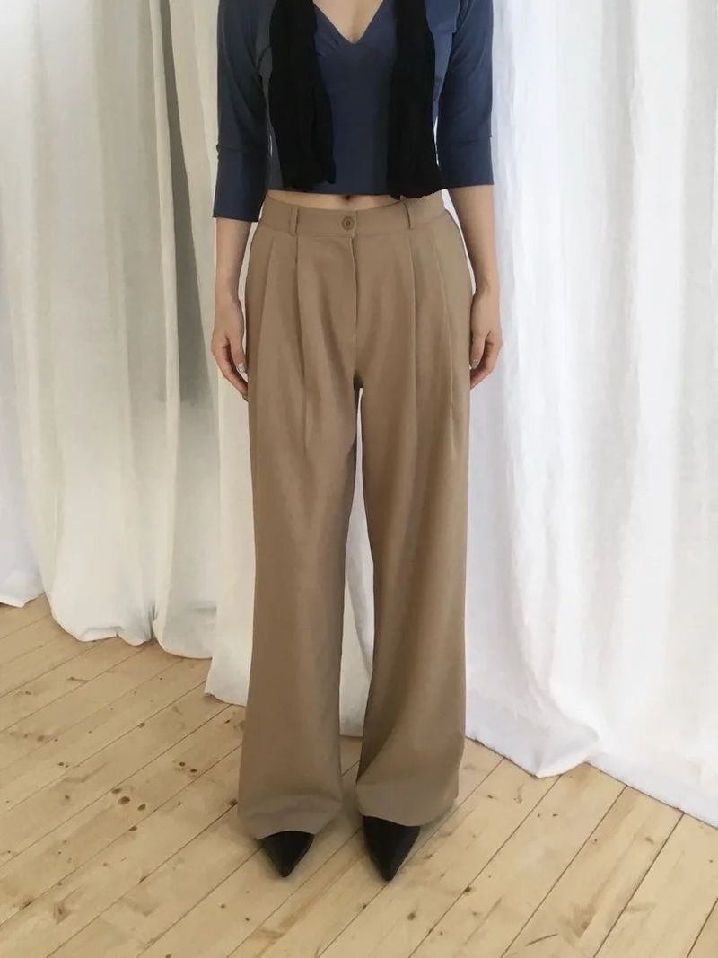 moroi（モロイ）の「ムードピンタックスラックス（パンツ）」