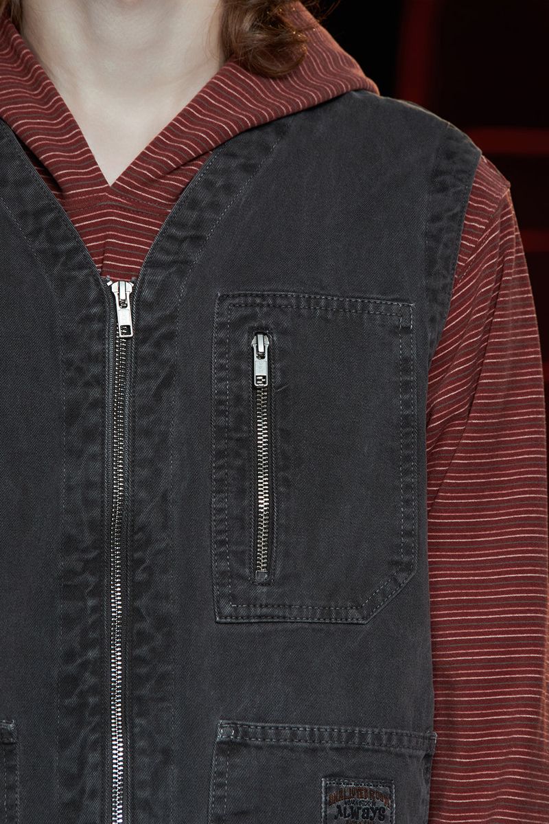 DYED ZIP CARGO VEST / CHARCOAL