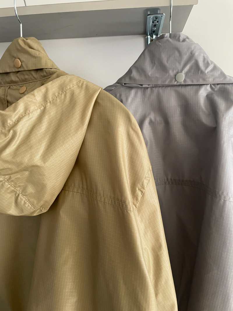 glossy wind jumper (beige)