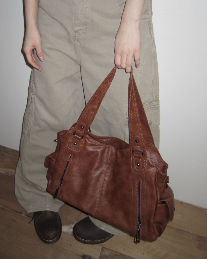WONDER WONDER（ワンダーワンダー）の「Griffin Leather Multi-Pocket Shoulder Bag（Bags）」