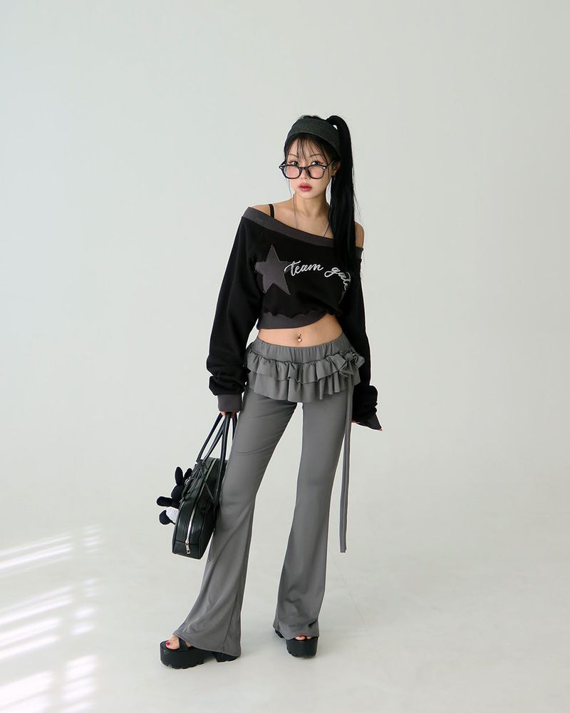 Star patch off-shoulder cropped sweatshirt